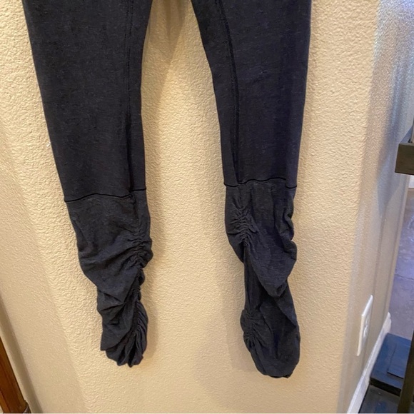LULULEMON Women Navy Ruched Hem Athletic Leggings Size 2-4-Has Some Flaws - Picture 3 of 8